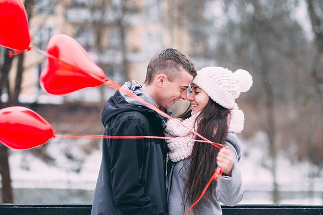 Dia dos Namorados: 4 dicas para economizar na hora de comprar o presente